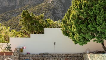 Una piscina al aire libre de temporada