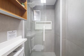 Chuveiro, secador de cabelo, bidê, toalhas de banho
