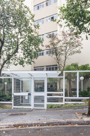 Un bâtiment moderne avec une entrée en verre et un panneau indiquant le numéro « 90 ».