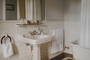 Kamar Double Standar, balkon, pemandangan kebun | Kamar mandi | Bathtub dan shower terpisah, bathtub besar,  dan pancuran hujan