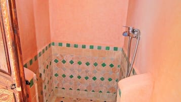 Standard Double or Twin Room, Balcony, Garden View | Bathroom