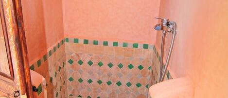 Standard Double or Twin Room, Balcony, Garden View | Bathroom