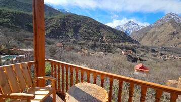 Kamer, 1 twee- of 2 eenpersoonsbedden, uitzicht op bergen | Terrein van de accommodatie