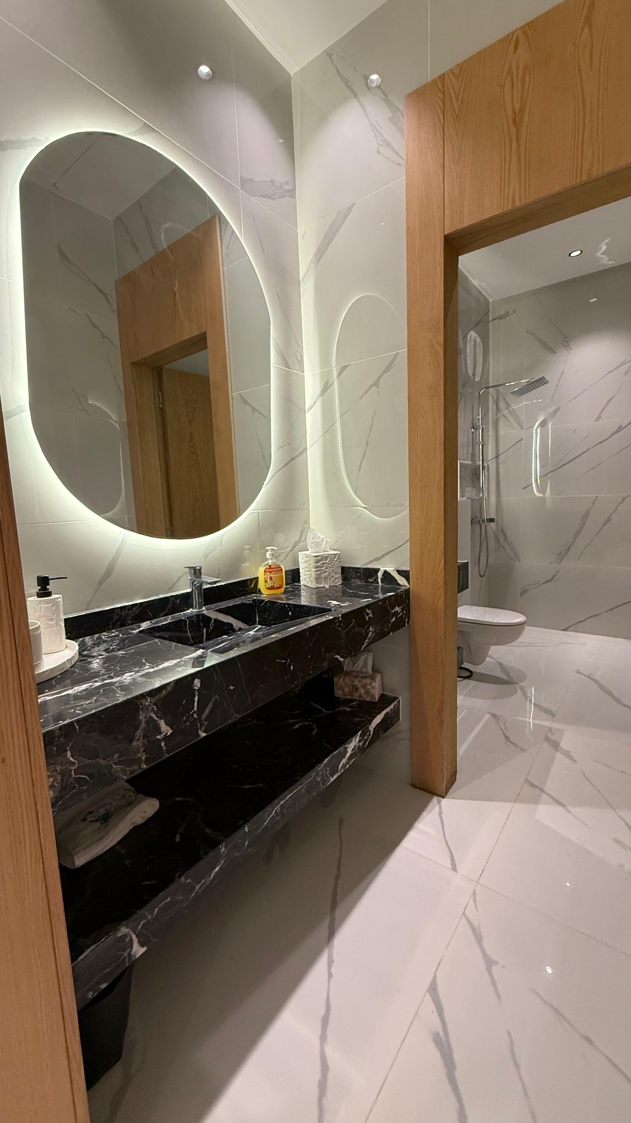 Dusche, Handtücher, Seife, Toilettenpapier