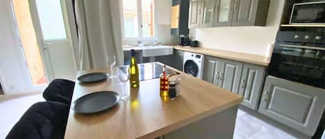 Kühlschrank, Mikrowelle, Ofen, Herdplatte