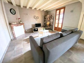 TV - Appartement plein centre - WIFI - terrasse (Le Pontet)