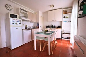 Kühlschrank, Mikrowelle, Herdplatte, Geschirrspüler