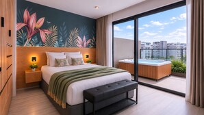 Une chambre moderne avec un grand lit, un banc, une table de chevet avec une lampe, une fresque murale et un balcon avec un jacuzzi.