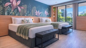 Un dormitorio moderno con dos camas, un banco, un mural y un balcón con vistas.