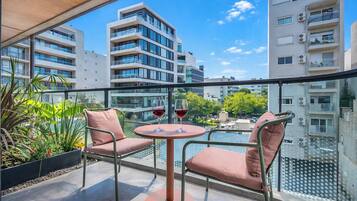 Deluxe Studio, Balcony, City View | Outdoor dining
