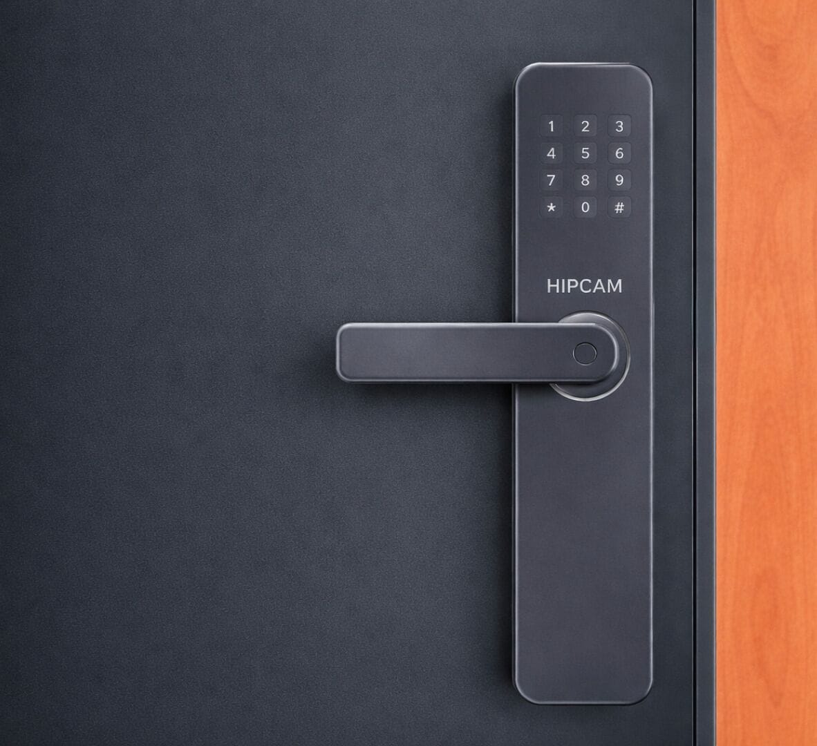 Una puerta moderna con teclado numérico y escáner de huellas dactilares biométrico, identificada con la etiqueta 'HIPCAM'.