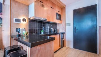 Deluxe Studio, Balcony, City View | Private kitchen