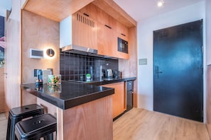 Deluxe-Studio, Balkon, Stadtblick | Eigene Küche