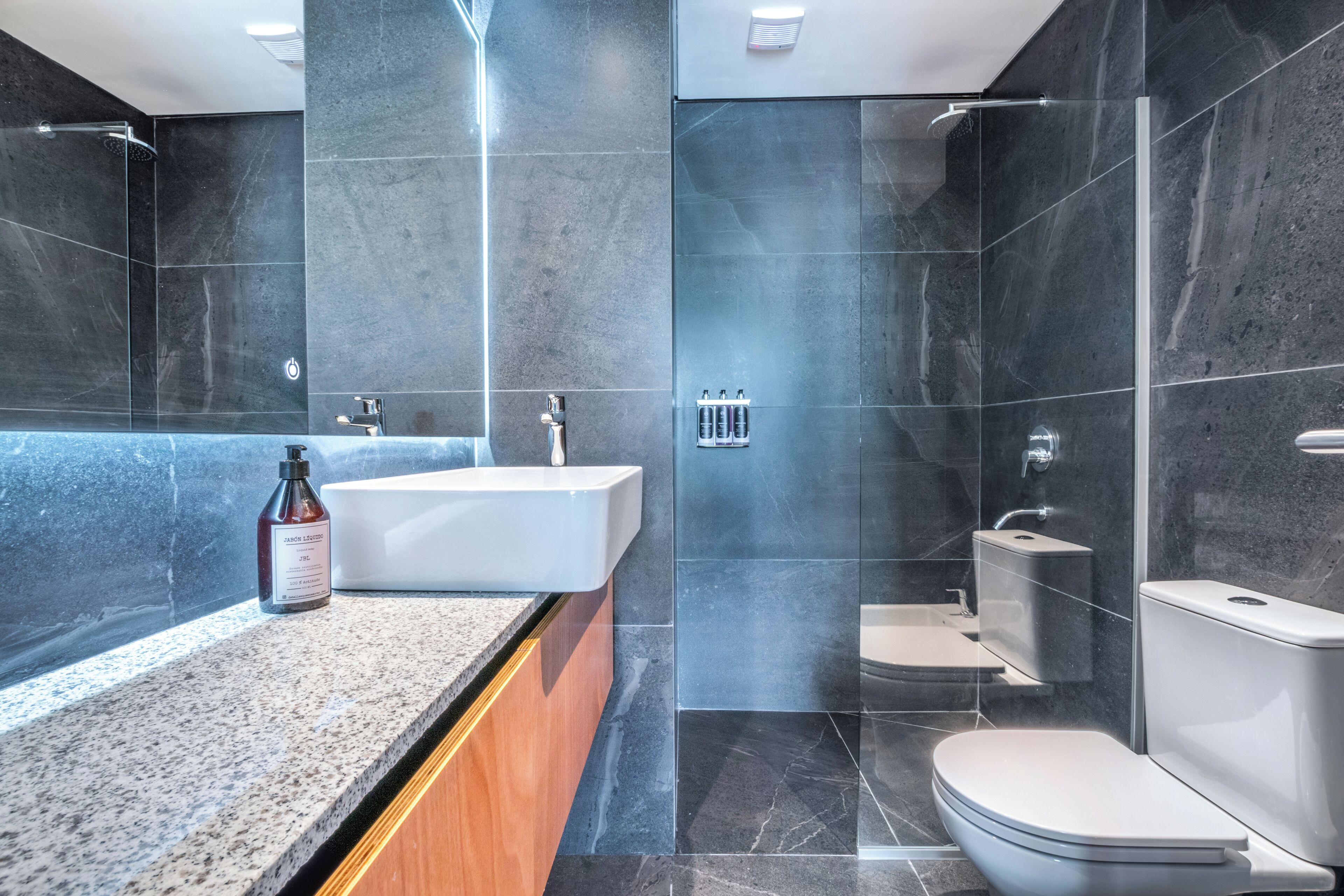 Studio | Bathroom | Shower, free toiletries, hair dryer, towels