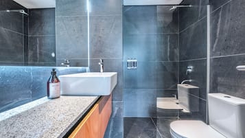 Studio | Bathroom | Shower, free toiletries, hair dryer, towels