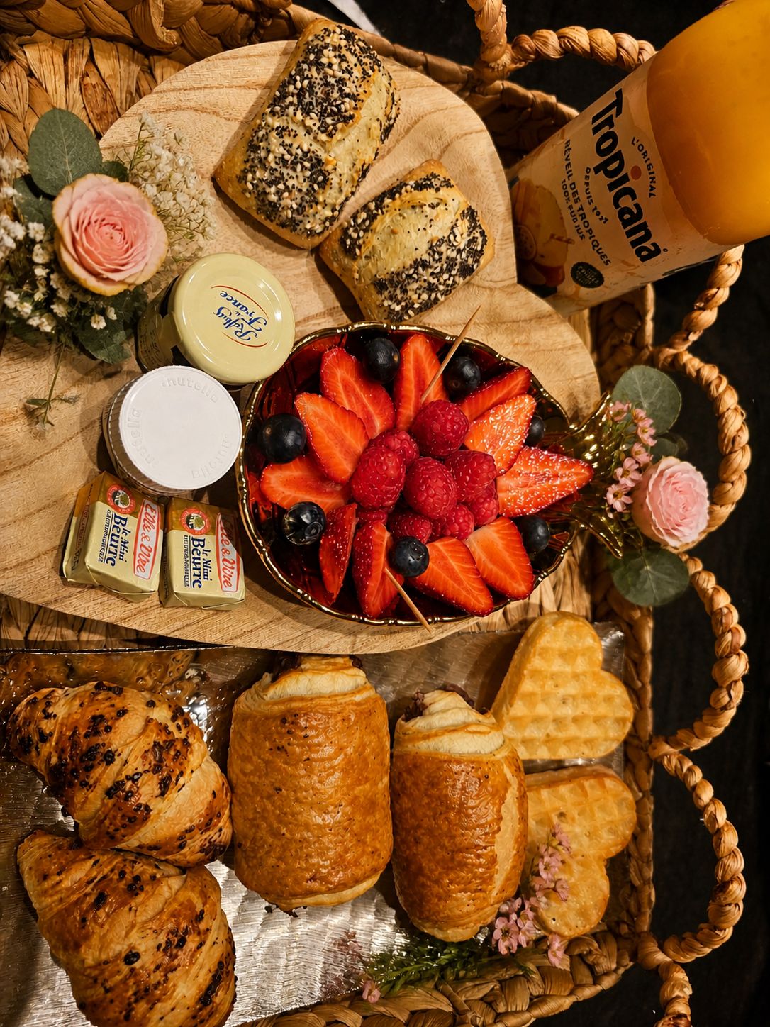 Variedad de alimentos, incluyendo pan, pasteles y un cuenco de fruta.