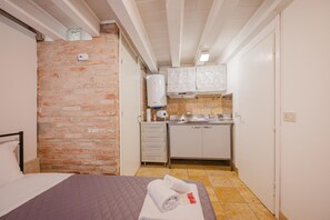 Deluxe Room, Courtyard View | Soundproofing, bed sheets - Balastro Design Rooms  (Venice)