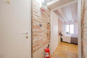 Room, Courtyard View | Soundproofing, bed sheets - Balastro Design Rooms  (Venice)