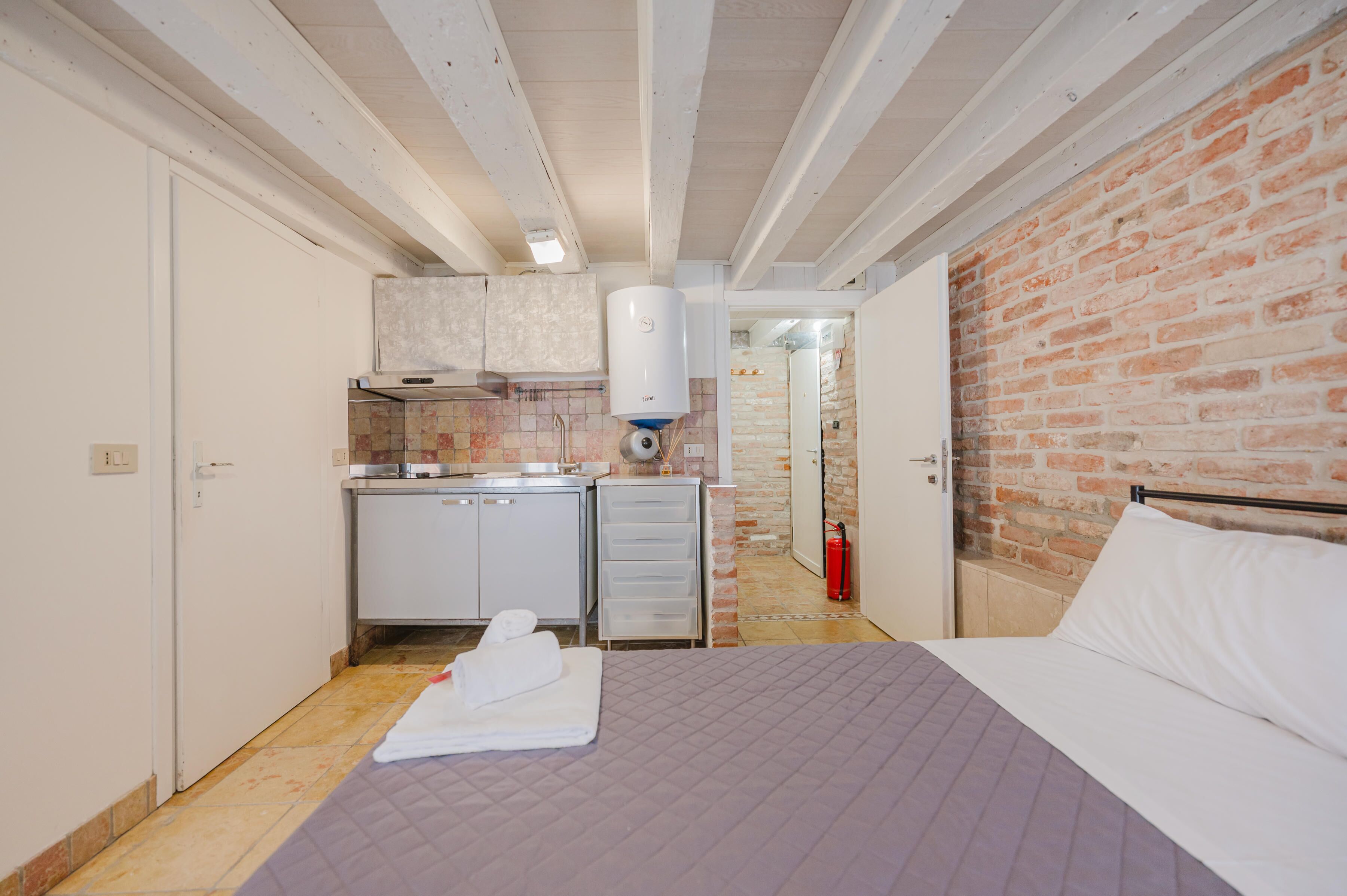 Zimmer, Blick auf den Innenhof | Schallisolierte Zimmer, Bettwäsche