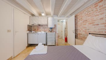 Zimmer, Blick auf den Innenhof | Schallisolierte Zimmer, Bettwäsche