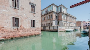 A canal with historic buildings and boats. - Balastro Design Rooms (Venice)
