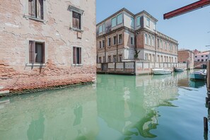 A canal with historic buildings and boats. - Balastro Design Rooms  (Venice)