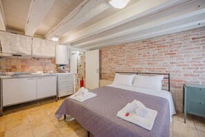 Room, Courtyard View | Soundproofing, bed sheets - Balastro Design Rooms  (Venice)