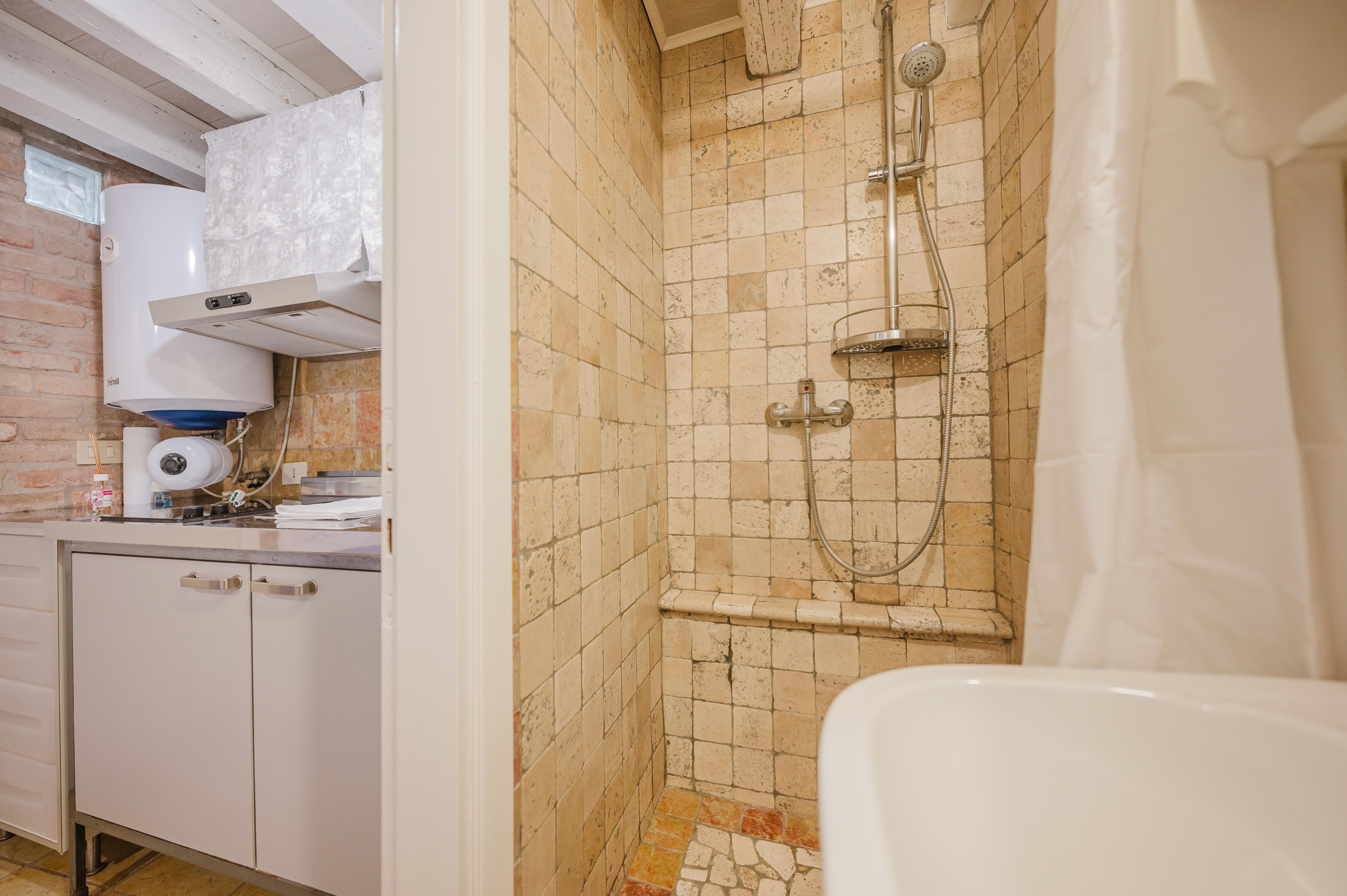Deluxe Room, Courtyard View | Bathroom