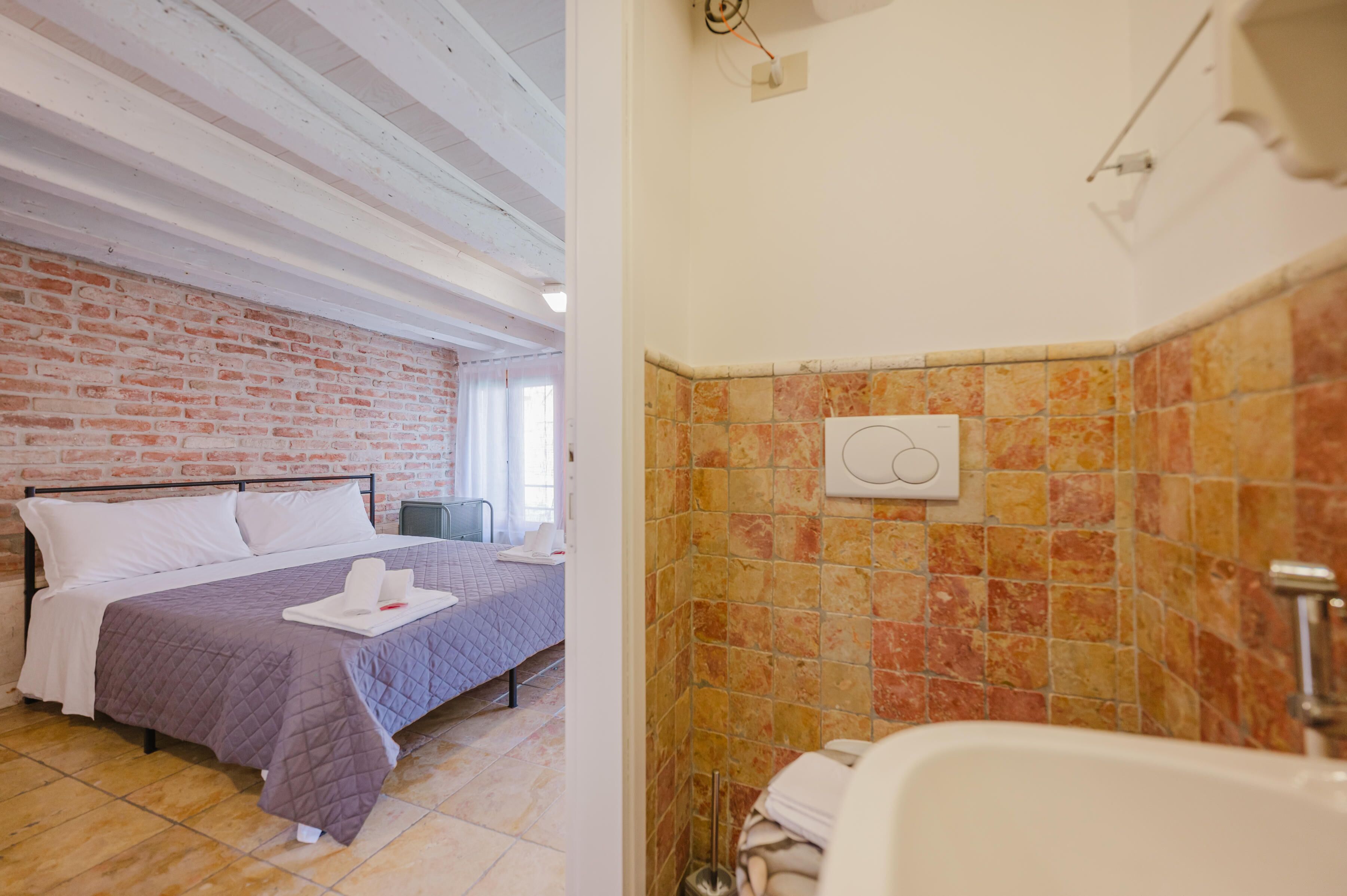 Zimmer, Blick auf den Innenhof | Badezimmer