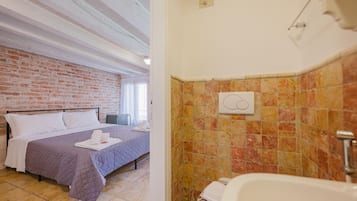 Zimmer, Blick auf den Innenhof | Badezimmer