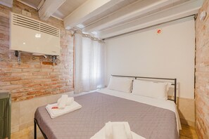 Deluxe Room, Courtyard View | Soundproofing, bed sheets - Balastro Design Rooms  (Venice)