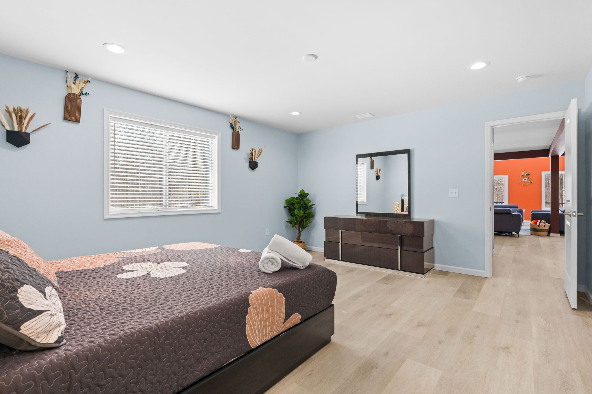 6 bedrooms, iron/ironing board, WiFi, bed sheets