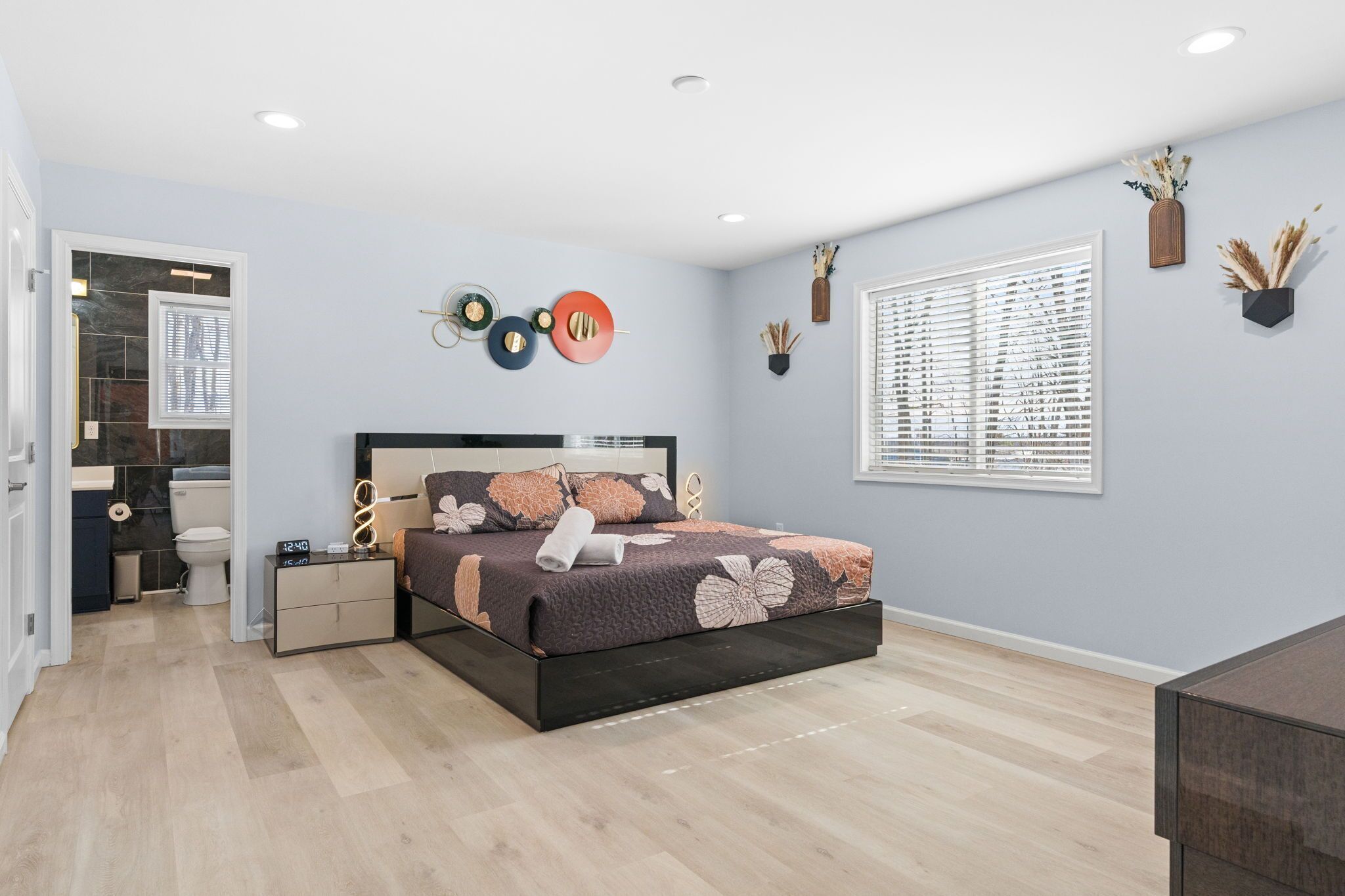 6 bedrooms, iron/ironing board, WiFi, bed sheets