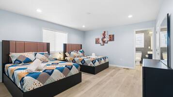 6 bedrooms, desk, iron/ironing board, WiFi