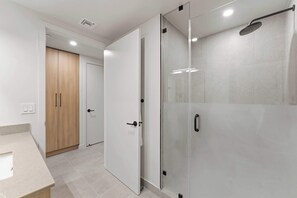Shower, hair dryer, towels, shampoo - Downtown Miami Studio with Premium Amenities (Miami)