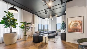 Una sala de estar moderna con un sofá modular, una mesa de centro y una planta en maceta.