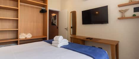 Tabla de planchar con plancha, wifi gratis y ropa de cama