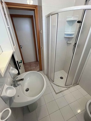 Bathroom - Holiday apartment with air conditioning and balcony (Bibione)