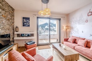 Télévision, cheminée, chaîne hi-fi