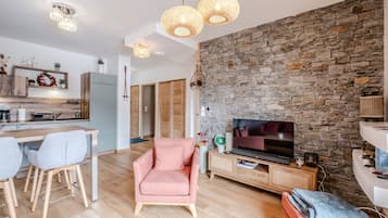 TV, fireplace, stereo