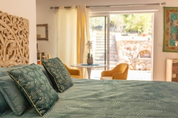 Suite Le Nid | In-room safe, soundproofing, iron/ironing board, free WiFi