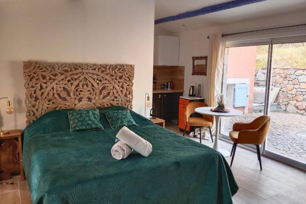 Une chambre d’hôtel avec un grand lit, une petite table à manger, une chaise et une vue sur l’extérieur.