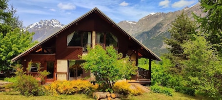 Extérieur. Studio 'Prey Sabeyran' avec vue montagne, terrasse et jardin partagés