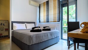 Une chambre à coucher avec un lit, une fenêtre avec des stores, une chaise et une table.