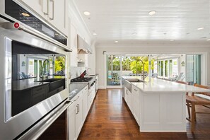 Fridge, microwave, oven, stovetop - Luxury Residence in Old Town Key West w Pool (Key West)