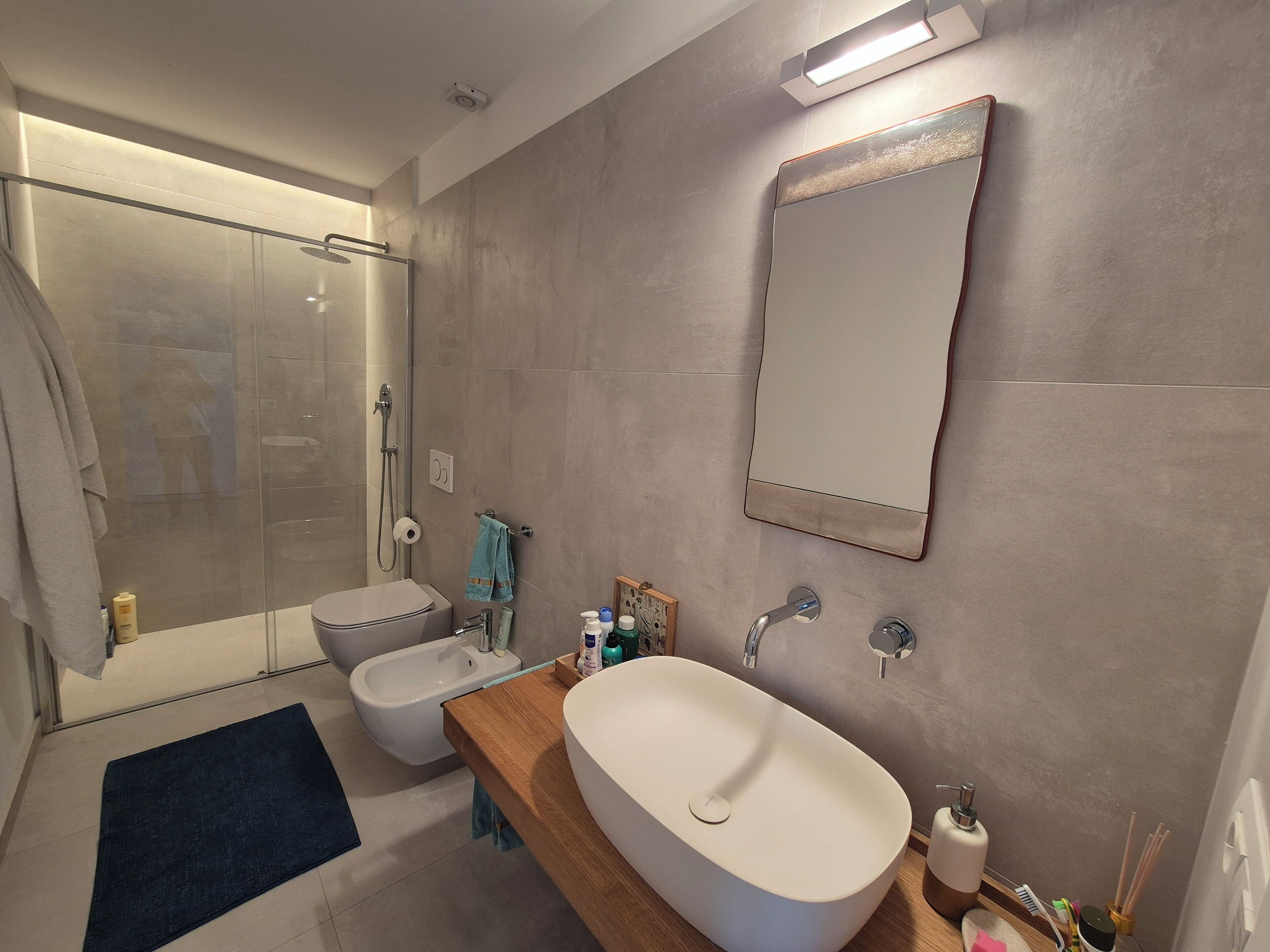 Doccia, asciugacapelli, bidet, asciugamani