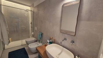 Doccia, asciugacapelli, bidet, asciugamani