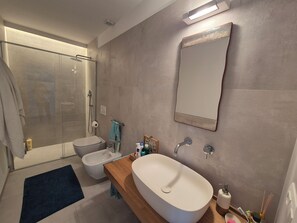 Dusche, Haartrockner, Bidet, Handtücher