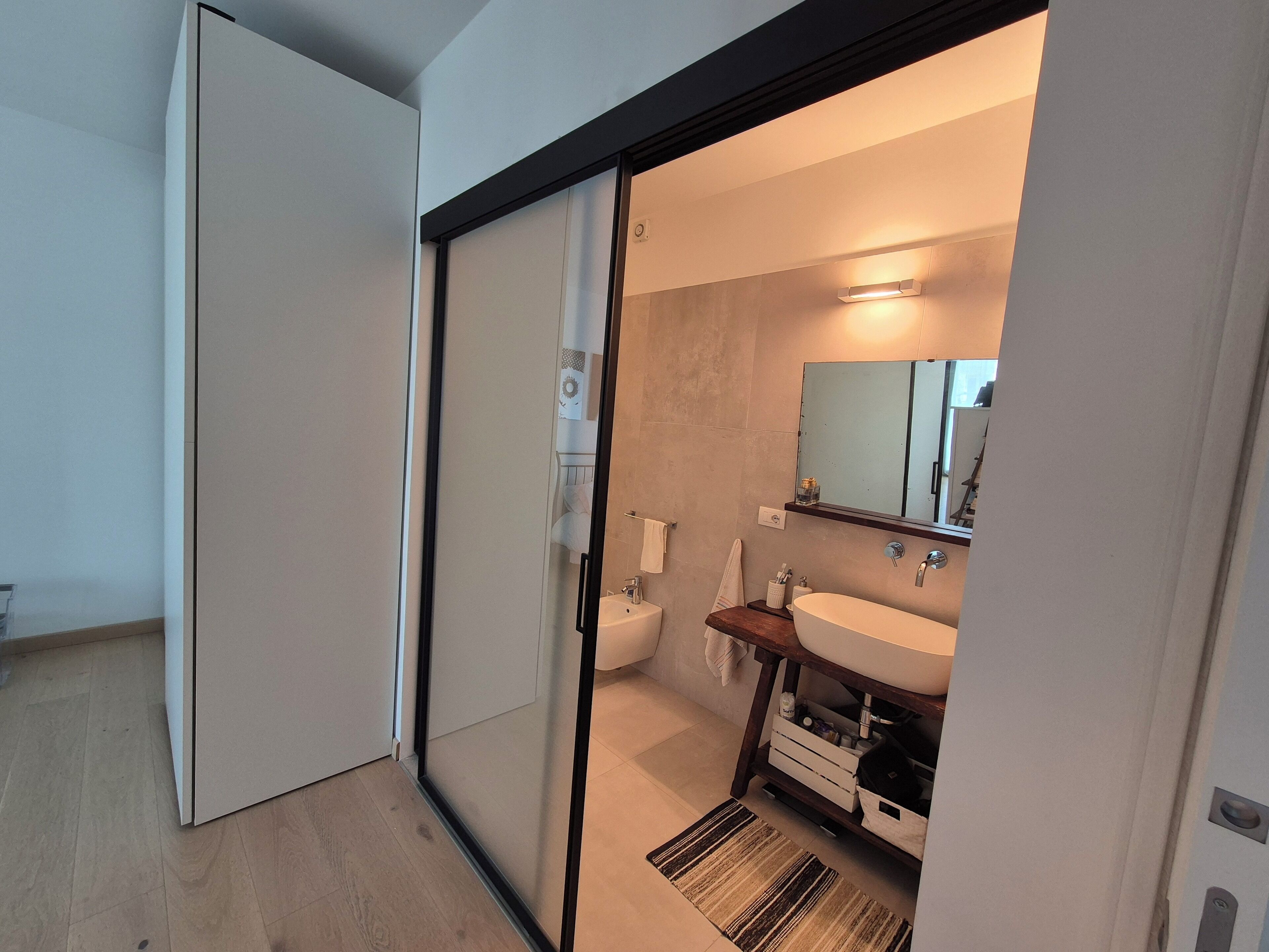 Douche, sèche-cheveux, bidet, serviettes fournies