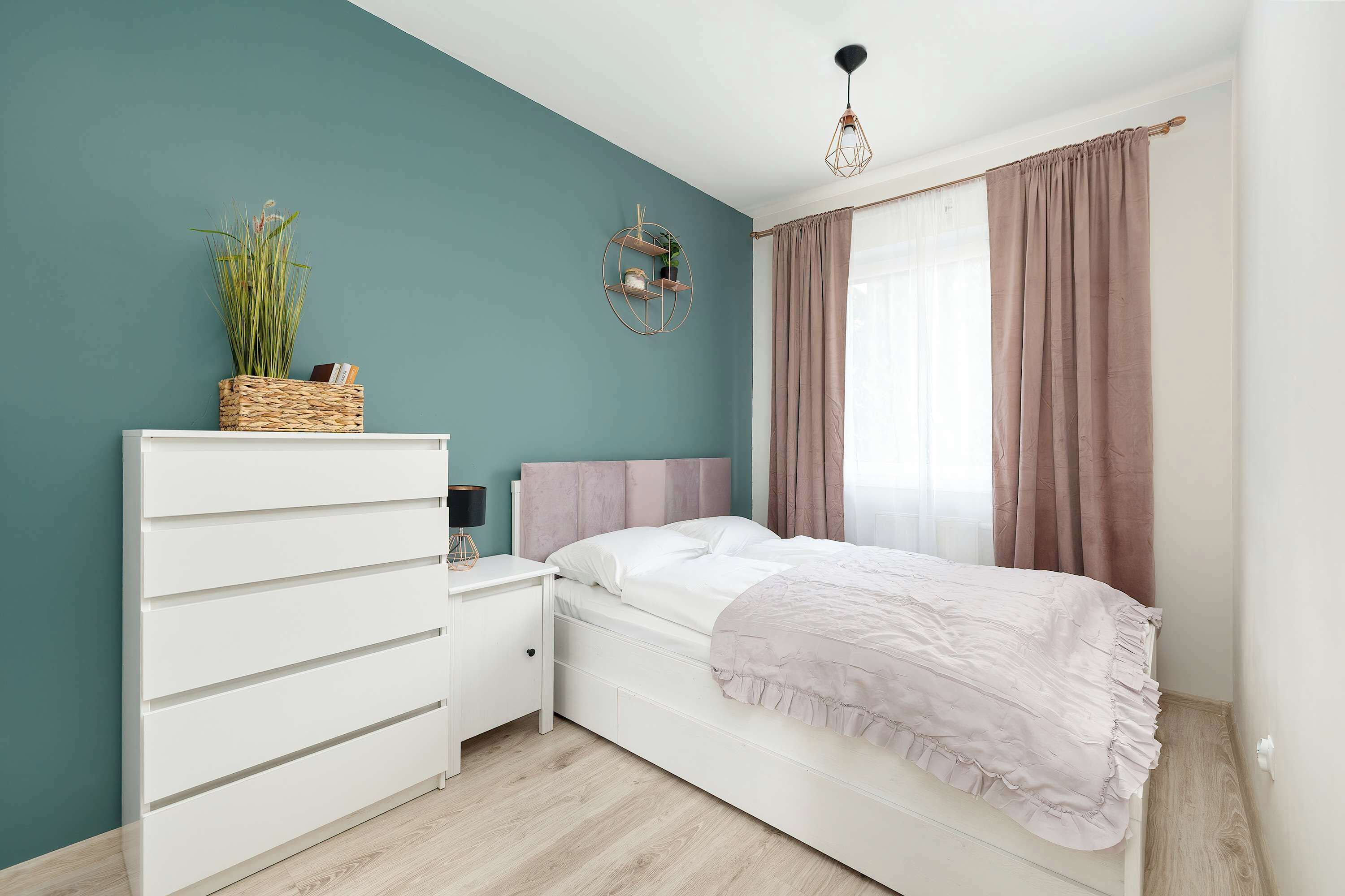 1 habitación, tabla de planchar con plancha, cuna de viaje y wifi 